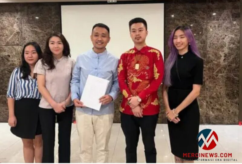 Notaris Ripin Winardi (tengah), Ketua LBH IPTI Septeven Huang (baju merah), bersama jajaran pengurus LBH IPTI berfoto bersama usai penandatanganan akta legalitas di Restoran Angke, Jakarta Barat, Jumat (18/7/2025).(Foto: istimewa)