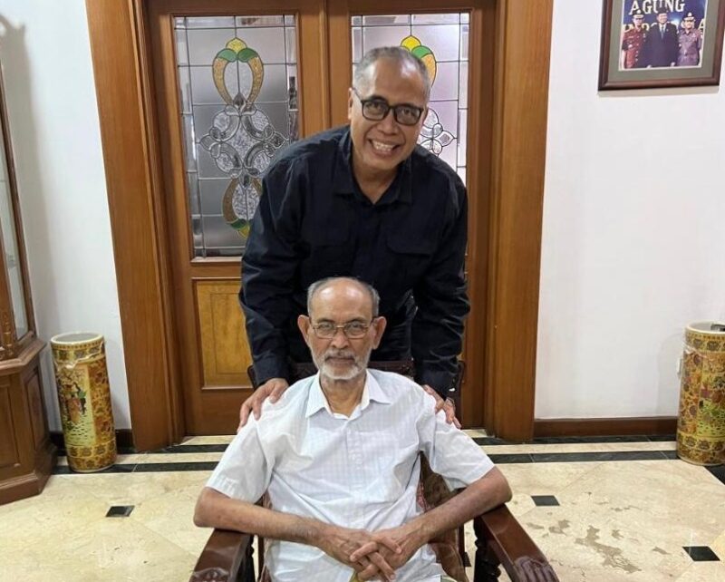Ketua Umum DePA-RI, Dr. TM Luthfi Yazid, SH, LLM, sahabat dekat eks Jaksa Agung RI Abdul Rahman Saleh (Bang Arman) biasa bersilaturahim dengan Abdul Rahman Saleh di rumahnya di Pejaten Jakarta Selatan. Mantan Jaksa Agung RI itu wafat hari Jumat 4 Juli 2025 (Foto: Dok.Pribadi).