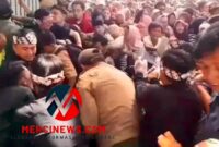 Tangkapan layar video saat warga berdesakan di pesta pernikahan Maula Akbar, putra sulung Gubernur Jabar Dedi Mulyadi (KDM), dan Putri Karlina, Wakil Bupati Garut, yang digelar di Pendopo Kabupaten Garut pada Jumat (18/7/2025).(Foto: istimewa)