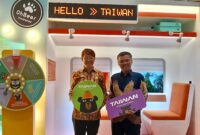 Kepala Taiwan Tourism Information Center (TTIC) Jakarta, Mr. Abe Chou (kanan) saat berada di Paviliun Taiwan di International Islamic Expo 2025, JCC Senayan, Jakarta, Jumat (11/7/2025).(Foto: istimewa)