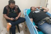 DLDJ (terbaring), wartawan korban pengeroyokan saat bertugas menjalani perawatan medis.(Foto: istimewa)