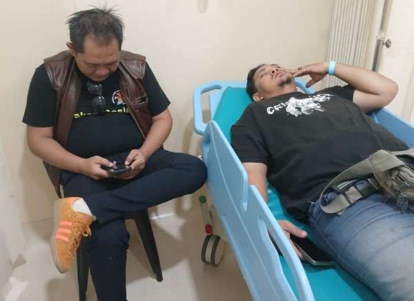 DLDJ (terbaring), wartawan korban pengeroyokan saat bertugas menjalani perawatan medis.(Foto: istimewa)