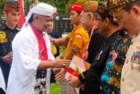 Ketua Forum Silaturahmi Sunda Sabuana (FS3) Abah Anton Charliyan saat menyerahkan Galunggung Award 2025 kepada para tokoh di Taman Rekreasi Geopark Batu Ampar, Leuwisari, Singaparna, Kabupaten Tasikmalaya, Jawa Barat, Senin (18/8/2025).(Foto: istimewa)