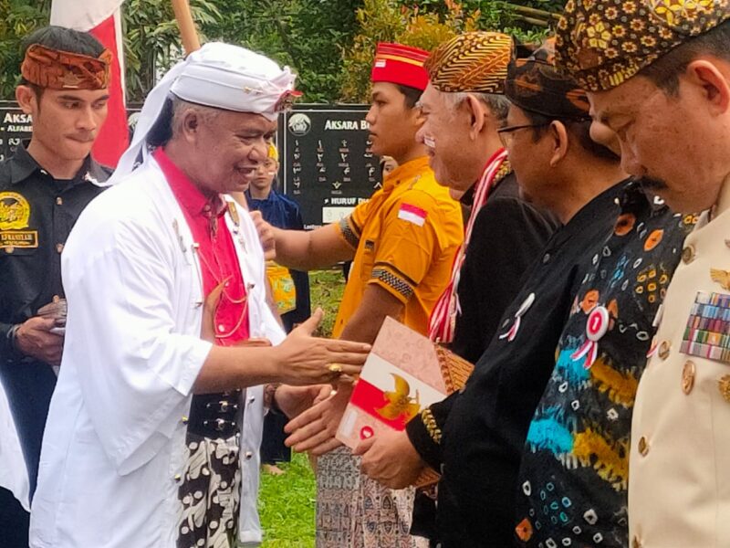 Ketua Forum Silaturahmi Sunda Sabuana (FS3) Abah Anton Charliyan saat menyerahkan Galunggung Award 2025 kepada para tokoh di Taman Rekreasi Geopark Batu Ampar, Leuwisari, Singaparna, Kabupaten Tasikmalaya, Jawa Barat, Senin (18/8/2025).(Foto: istimewa)