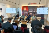 Moderator Aat Surya Safaat (kedua dari kanan) bersama narasumber Dr. KH. M. Zaitun Rasmin (kedua dari kiri), KH. Oke Setiadi (kanan), dan Fitriyan Zamzami (kiri) dalam Diskusi dan Konferensi Pers Solidaritas untuk Gaza di ANTARA Heritage Center, Jakarta Pusat, Kamis (14/8/2025). (Foto: istimewa)