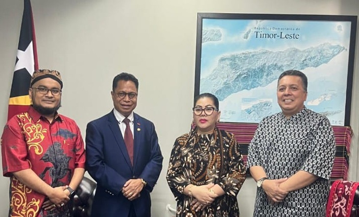 Dubes Republik Demokratik Timor Leste, Mr. Roberto Sarmento de Oliveira Soares (kedua kiri) bersama GKR Pakoe Boewono (kedua kanan), KRA. Samsul A. Wijoyonagoro (kiri), dan KRA. Tundra Meliala Wartonagoro (kanan) di Kantor Kedubes Republik Demokratik Timor Leste, Jakarta Selatan, Senin (4/8/2025).(Foto: istimewa)