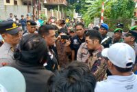 Tim juru sita PN Tangerang yang dipimpin Miskah saat adu argumentasi dengan kuasa hukum termohon di lokasi.(Foto: istimewa)