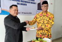 Ketua Umum DPP Komite Nasional Masyarakat Madani (KNMM), Dr. Amrullah, S.H., M.Hum., M.Si.Par., CHE., QCRO (kanan) menyerahkan tumpeng kepada Ketua DPD KNKM DKI Jakarta, Aan Riyana Saputra, S.H., M.H. (kiri).(Foto: Istimewa)