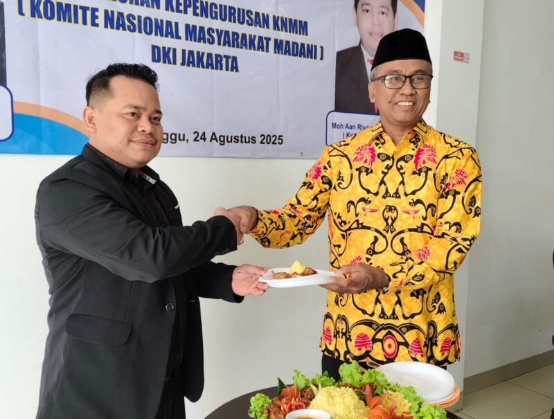 Ketua Umum DPP Komite Nasional Masyarakat Madani (KNMM), Dr. Amrullah, S.H., M.Hum., M.Si.Par., CHE., QCRO (kanan) menyerahkan tumpeng kepada Ketua DPD KNKM DKI Jakarta, Aan Riyana Saputra, S.H., M.H. (kiri).(Foto: Istimewa)