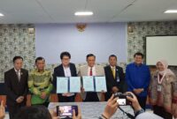 Foto dari ke kanan: Ketua Program Studi S2 Magister Hukum, Kolonel Sus. TNI (Purn.) Dr. Bambang Widarto, S.H., M.H, Wakil Rektor I, Marsekal Muda TNI (Purn.) Syamsunasir, S.Sos., M.M., C.Fr.A, Ketua DPC Peradi SAI Jakarta Utara Carrel Ticualu, S.E., S.H., M.H., Wakil Rektor I, Dekan Fakultas Hukum Unsurya Marsekal Muda TNI (Purn.) Dr. Sujono, S.H., M.H., C.Fr.A., Wakil Dekan, Brigjen TNI (Purn.) Dr. Sudarto, S.H., M.Kn., M.H., Dewan Penasihat DPC Peradi SAI Jakarta Mayjen TNI (Purn.) Dr. Mulyono, S.H., S.I.P., M.H., dan Kepala Biro Kerja Sama Marsekal Pertama TNI (Purn.) Dra. Rini Mukayani, M.A.P., saat penandatanganan PKS di Aula Antonov, Kampus B Unsurya, Halim Perdanakusuma, Jakarta Timur, Jumat (15/8/2025).(Foto: istimewa)