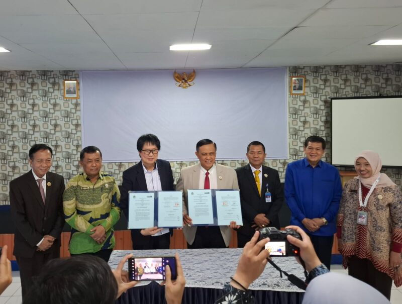 Foto dari ke kanan: Ketua Program Studi S2 Magister Hukum, Kolonel Sus. TNI (Purn.) Dr. Bambang Widarto, S.H., M.H, Wakil Rektor I, Marsekal Muda TNI (Purn.) Syamsunasir, S.Sos., M.M., C.Fr.A, Ketua DPC Peradi SAI Jakarta Utara Carrel Ticualu, S.E., S.H., M.H., Wakil Rektor I, Dekan Fakultas Hukum Unsurya Marsekal Muda TNI (Purn.) Dr. Sujono, S.H., M.H., C.Fr.A., Wakil Dekan, Brigjen TNI (Purn.) Dr. Sudarto, S.H., M.Kn., M.H., Dewan Penasihat DPC Peradi SAI Jakarta Mayjen TNI (Purn.) Dr. Mulyono, S.H., S.I.P., M.H., dan Kepala Biro Kerja Sama Marsekal Pertama TNI (Purn.) Dra. Rini Mukayani, M.A.P., saat penandatanganan PKS di Aula Antonov, Kampus B Unsurya, Halim Perdanakusuma, Jakarta Timur, Jumat (15/8/2025).(Foto: istimewa)