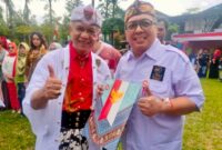 Pupuhu Utama Karatua Tritangtu, Irjen. Pol. (Purn.) Dr. Drs. H. Anton Charliyan, M.P.K.N.(kiri) menyerahkan penghargaan Adiluhung Budaya Ki Sunda Utama kepada Ketum AMKI Pusat KRA Ir. Tundra Meliala Wartonagoro, MM., GRCE, (kanan) di Wisata Alam Geopark Batu Mahpar, Desa Sukamulih, Kecamatan Sariwangi, Kabupaten Tasikmalaya, Jawa Barat, Senin (18/8/2025).(Foto: istimewa)