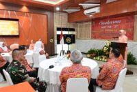 Ketua Yasarini Cabang Lanud Husein Sastranegara, Ny. Annisa Alfian, saat menyampaikan sambutan pada acara syukuran HUT ke-37, Rabu (5/8/2025).Foto:Dok.Lanud Husein Sastranegara