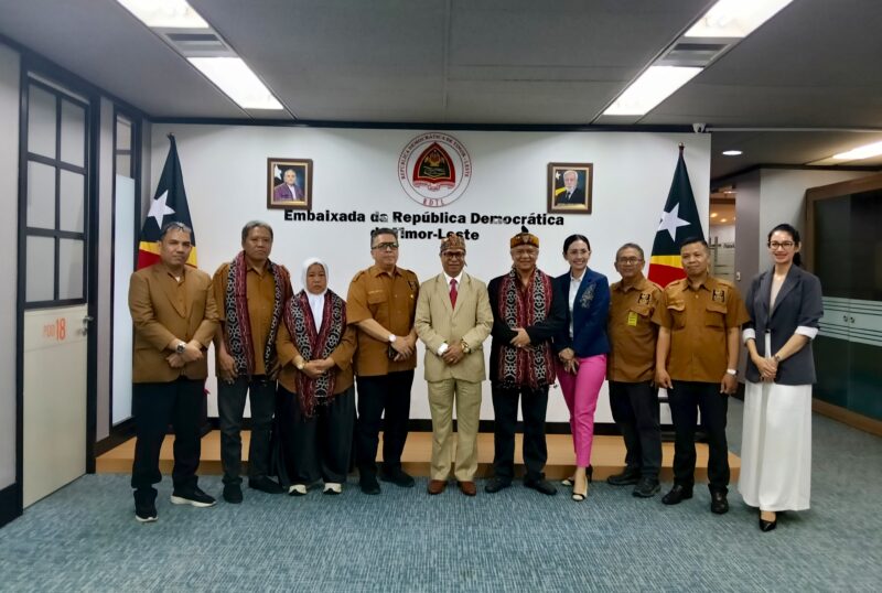 Pengurus AMKI Pusat bersama Dubes Republik Demokratik Timor Leste (kelima dari kiri) Roberto Sarmento de Oliveira Soares di Kedubes Timor Leste Jakarta, Selasa (30/9/2025).(Foto: istimewa)