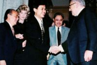 Aat Surya Safaat (ketiga dari kiri) bersalaman dengan mantan Menteri Luar Negeri Amerika Serikat sekaligus peraih Nobel Perdamaian, Henry Kissinger (kanan) di New York, 1994. (Dok Pribadi