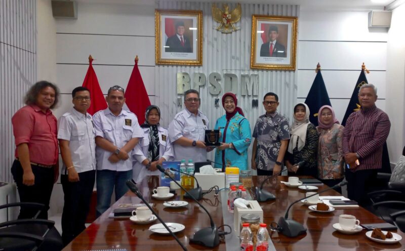 Ketua Umum AMKI Pusat, Tundra Meliala (kelima dari kiri), menyerahkan cinderamata kepada Kepala BPSDM Hukum Kemenkum, Gusti Ayu Putu Suwardani (keenam dari kiri), didampingi jajaran saat audiensi di Kantor BPSDM Hukum Kemenkum, Depok, Kamis (18/9/2025). (Foto: Istimewa)
