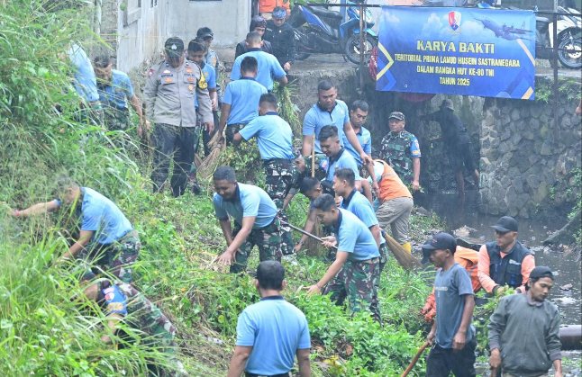 Lanud Husein Sastranegara menggelar kegiatan Bakti Teritorial Prima bersih-bersih aliran Sungai Cilimus, Kelurahan Husein Sastranegara, Kota Bandung, Kamis (11/9/2025).(Foto: Lanud Husein Sastranegara)
