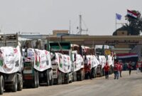 Truk pengangkut yang memuat bantuan kemanusiaan untuk Gaza menunggu di Pos Perbatasan Rafah.(Foto:DOk.AFP)