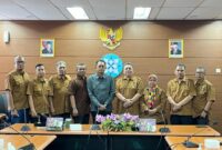 Pengurus AMKI Pusat bersama Wakil Ketua Dewan Pers Totok Suryanto (tengah).(Foto: istimewa)