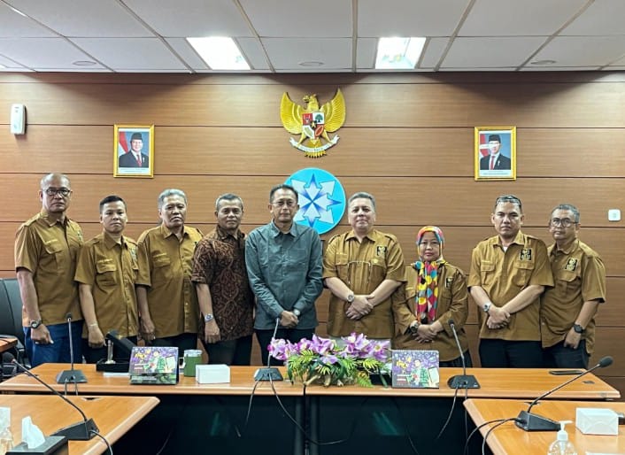 Pengurus AMKI Pusat bersama Wakil Ketua Dewan Pers Totok Suryanto (tengah).(Foto: istimewa)