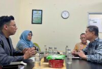Dr. Ferooze dari Universitas Sultan Zainal Abidin Trengganu Malaysia (kiri, depan) dan Dr. Asep Setiawan dari Universitas Muhammadiyah Jakarta (kanan, depan) berdiskusi tentang peran NGO dalam memberikan bantuan kemanusiaan kepada rakyat Palestina, Senin (8/9/2025).(Foto:Dok. FISIP UMJ)