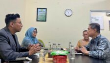 Dr. Ferooze dari Universitas Sultan Zainal Abidin Trengganu Malaysia (kiri, depan) dan Dr. Asep Setiawan dari Universitas Muhammadiyah Jakarta (kanan, depan) berdiskusi tentang peran NGO dalam memberikan bantuan kemanusiaan kepada rakyat Palestina, Senin (8/9/2025).(Foto:Dok. FISIP UMJ)