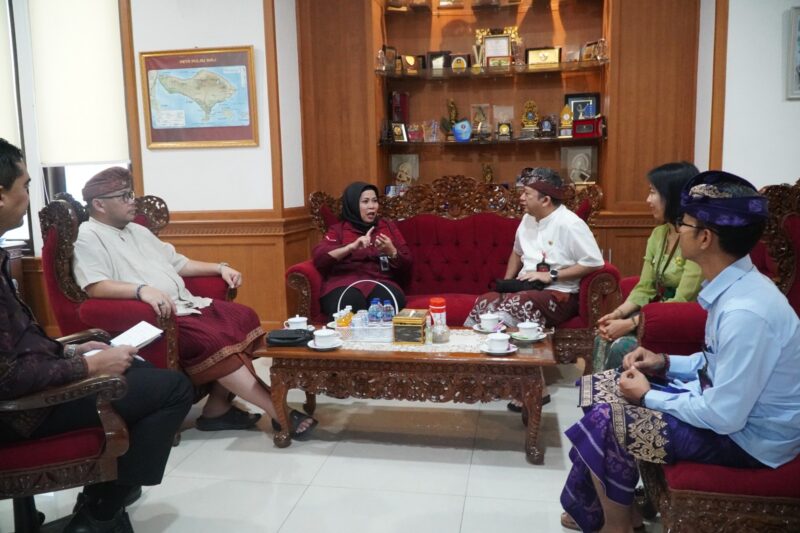 Kakanwil Kemenkum Bali, Eem Nurmanah Eem Nurmanah menerima kunjungan silaturahmi sekaligus audiensi dari Anak Agung Dewandra Djelantik Puri Karang bersama Kepala Dinas Kesehatan Kabupaten Badung, dr. Bagus Padma, Kamis (25/9/2025).(Foto: Humas Kemenkum Bali)