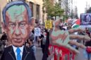 Ribuan massa turun ke jalan di sekitar markas besar PBB di New York Amerika Serikat pada Sabtu (27/9) waktu setempat, menyerukan Perdana Menteri Israel Benjamin Netanyahu sebagai “penjahat perang”.(Foto:AFP)