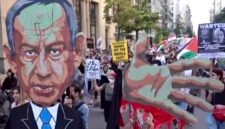 Ribuan massa turun ke jalan di sekitar markas besar PBB di New York Amerika Serikat pada Sabtu (27/9) waktu setempat, menyerukan Perdana Menteri Israel Benjamin Netanyahu sebagai “penjahat perang”.(Foto:AFP)