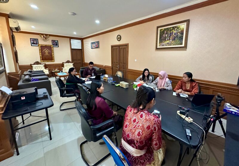 Kepala Divisi Peraturan Perundang-undangan dan Pembinaan Hukum Kanwil Kemenkum Bali, Mustiqo Vitra Ardhiansyah, memimpin Rakor anggota JDIH se-Bali yang digelar secara daring, Kamis (25/9), dari Ruang Arjuna Kanwil Kemenkum Bali.(Foto: Humas Kemenkum Bali)