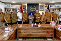 Sekjen MPR RI, Siti Fauziah (tengah), menerima plakat kenang-kenangan dari Pengurus AMKI Pusat usai audiensi di Gedung MPR/DPR RI, Senayan, Jakarta, Senin (6/10/2025).(Foto:Humas AMKI Pusat)