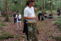 Budayawan Sunda, Abah H. Anton Charliyan, saat berada di Batu Lingga Gunung Payung, yang terletak di Dusun Awiluar, Desa Sirnajaya, Kecamatan Karangjaya, Kabupaten Tasikmalaya, Jawa Barat.(Foto: istimewa)