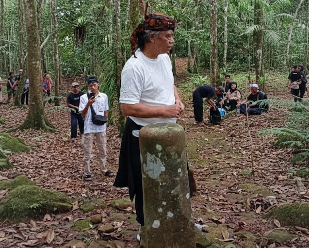 Budayawan Sunda, Abah H. Anton Charliyan, saat berada di Batu Lingga Gunung Payung, yang terletak di Dusun Awiluar, Desa Sirnajaya, Kecamatan Karangjaya, Kabupaten Tasikmalaya, Jawa Barat.(Foto: istimewa)