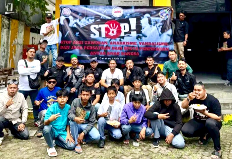 Aliansi Alumni STM se-Kota Bogor menggelar kegiatan sosial “Jumat Berkah” dengan membagikan 200 porsi makanan gratis kepada warga dan pelajar, Jumat (3/10/2025).(Foto: istimewa)
