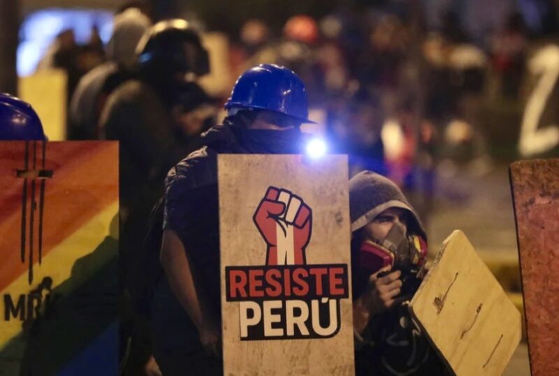 Demonstran terlibat bentrokan dengan polisi saat aksi menentang Presiden Peru sementara Peru Jose Jeri di Lima, Peru, Rabu (15/10/2025).(Foto: Reuters)