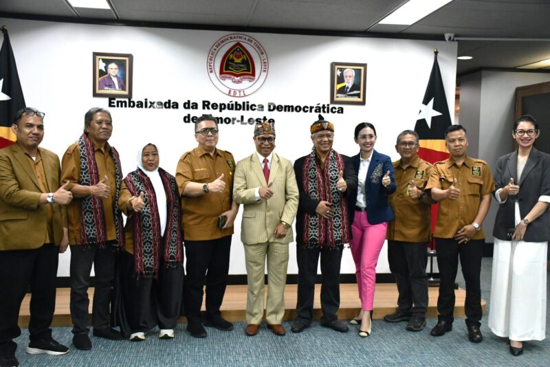 Pengurus AMKI Pusat berfoto bersama Dubes Timor Leste untuk Indonesia, Roberto Sarmento de Oliveira Soares, saat kunjungan ke Kedutaan Besar Timor Leste, Jakarta (30/9/2025).(Foto: istimewa)