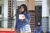 Kakanwil Kemenkum Bali, Eem Nurmanah, menjadi inspektur upacara bendera dalam rangka memperingati Hari Sumpah Pemuda ke-97 Tahun 2025, Selasa (28/10/2025).(Foto: Humas Kemenkum Bali)