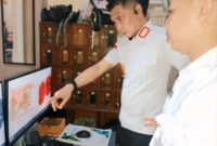 Kalapas Jember, RM Kristyo Nugroho, saat turun langsung memantau pelaksanaan layanan kunjungan bagi WBP.(Foto:Humas Lapas Jember)