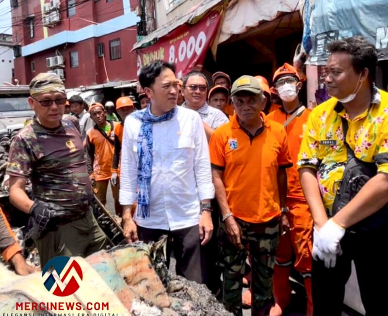 Anggota DPRD DKI Jakarta dari Fraksi Partai Solidaritas Indonesia (PSI), Kevin Wu, kembali menyambangi lokasi kebakaran di Kelurahan Tangki, Kecamatan Tamansari, Jakarta Barat, pada Kamis (16/10/2025).(Foto: istimewa)
