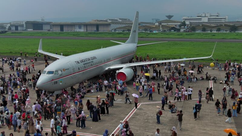 Ribuan warga Bandung memadati Lanud Husein Sastranegara untuk menyaksikan Open Base dalam rangka HUT ke-80 TNI, Minggu (5/10/2025).(Foto: Lanud Husein Sastranegara)