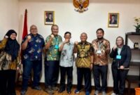 Presiden.Perkumpulan Teknik Pelayanan-Kesehatan Indonesia (PTPI), Prof. Dr. Eko Supriyanto, P.H.Eng., (tengah) bersama dengan Ketua Umum Perkumpulan Ahli Teknik Biomedika Indonesia, para Dosen Teknik Biomedika UI, serta lulusan Teknik Biomedika.(Foto: istimewa)