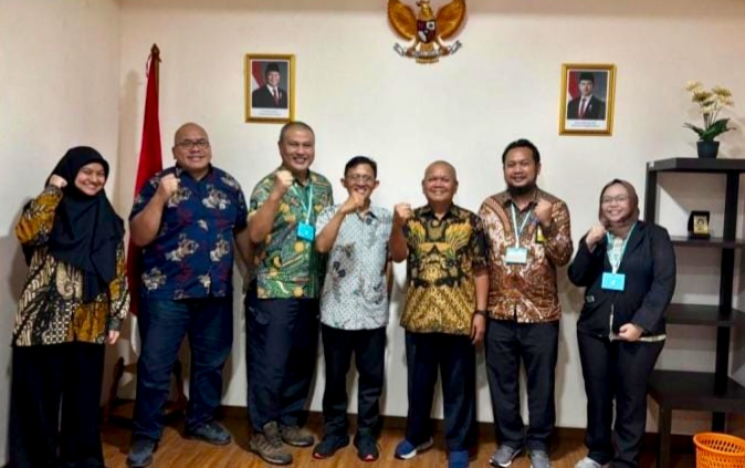 Presiden.Perkumpulan Teknik Pelayanan-Kesehatan Indonesia (PTPI), Prof. Dr. Eko Supriyanto, P.H.Eng., (tengah) bersama dengan Ketua Umum Perkumpulan Ahli Teknik Biomedika Indonesia, para Dosen Teknik Biomedika UI, serta lulusan Teknik Biomedika.(Foto: istimewa)