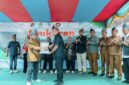 Auditor RSPO, Naik Monang P. Lingga (kiri), menyerahkan sertifikat RSPO kepada Ketua KUD Makarti Jaya, Hadi Yanto.(kanan).(Foto: PalmCo)