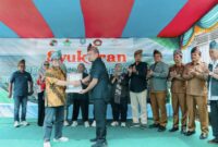 Auditor RSPO, Naik Monang P. Lingga (kiri), menyerahkan sertifikat RSPO kepada Ketua KUD Makarti Jaya, Hadi Yanto.(kanan).(Foto: PalmCo)