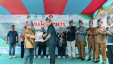 Auditor RSPO, Naik Monang P. Lingga (kiri), menyerahkan sertifikat RSPO kepada Ketua KUD Makarti Jaya, Hadi Yanto.(kanan).(Foto: PalmCo)