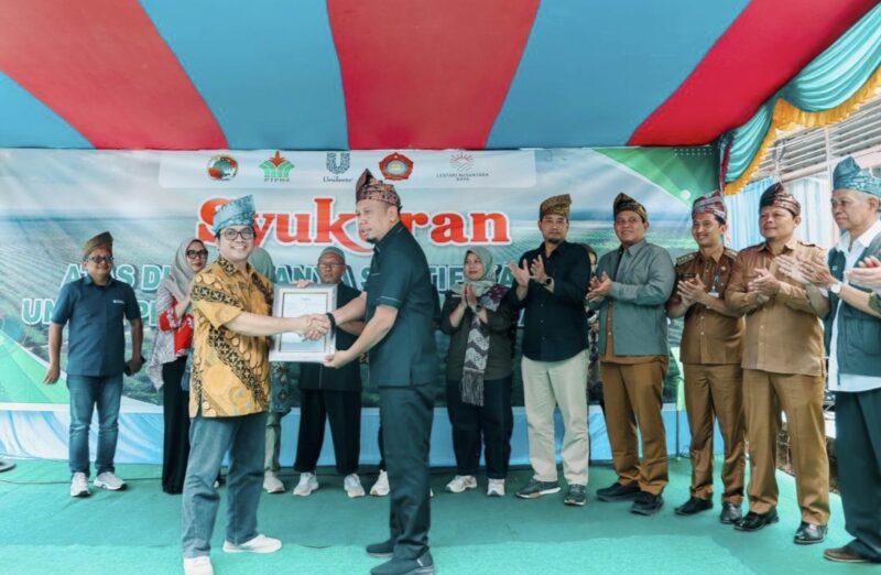Auditor RSPO, Naik Monang P. Lingga (kiri), menyerahkan sertifikat RSPO kepada Ketua KUD Makarti Jaya, Hadi Yanto.(kanan).(Foto: PalmCo)