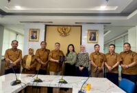Ketua Umum AMKI Pusat Tundra Meliala (keempat dari kiri) didampingi para pengurus menyerahkan cenderamata kepada Ditjen KPM Kementerian Komdigi Fifi Aleyda Yahya (tengah), didampingi Plt. Direktur Ekosistem Media Komdigi Farida Dewi Maharani (keempat dari kanan), usai audiensi di Jakarta, Selasa (21/10/2025).(Foto: istimewa)