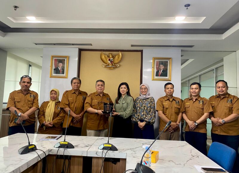 Ketua Umum AMKI Pusat Tundra Meliala (keempat dari kiri) didampingi para pengurus menyerahkan cenderamata kepada Ditjen KPM Kementerian Komdigi Fifi Aleyda Yahya (tengah), didampingi Plt. Direktur Ekosistem Media Komdigi Farida Dewi Maharani (keempat dari kanan), usai audiensi di Jakarta, Selasa (21/10/2025).(Foto: istimewa)