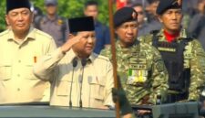 Presiden Prabowo Subianto memberikan hormat kepada Prajurit TNI saat memeriksa pasukan sebelum memimpin Upacara HUT ke-80 TNI di Lapangan Monas, Jakarta, Ahad (5/10/2025).(Foto: (BPMI Setpres)
