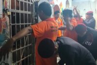 Untuk mewujudkan Lapas Zero Halinar, Lapas Jember bersama Polres menggelar razia kamar hunian warga binaan.(Foto: Humas Lapas Jember)